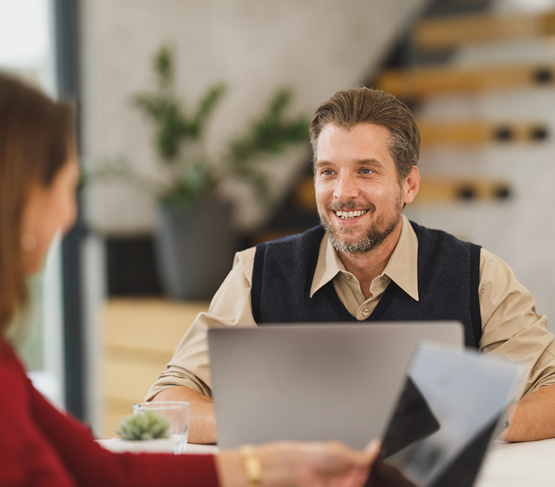 Erser, endüstriyel çözümlerinde yenilikçi yaklaşımıyla tekstil kaplamaları, yapışkanlı süngerler, medikal fix bant, hotmelt laminasyon, PSA kaplama ve yapışkanlı tela üretiminde güvenilir bir partnerdir. Geniş ürün yelpazemiz, kalite belgelerimiz ve teknik destek hizmetlerimizle farklı sektörlerin ihtiyaçlarına profesyonel çözümler sunuyoruz.